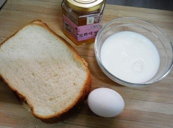 step3: 接著備齊麵包布丁所需材料ˊ如照片圖。 (蜂蜜以砂糖取代也可以的ˊ甜度依喜好決定即可)