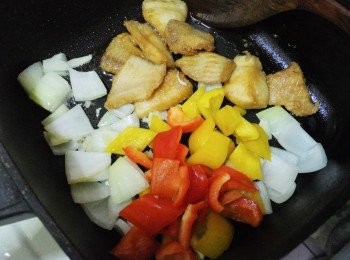 step3: 3.步驟2完成將魚片輕推至鍋邊，原鍋留下少許油，
將嫰薑末/洋蔥/紅/黃/甜椒加入略為拌炒