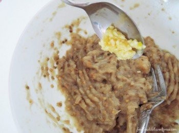 step5: 拌入蒜茸到茄子醬裡。