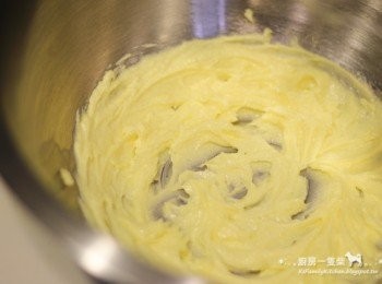 step2: 將室溫回軟的無鹽奶油與細砂糖，一起放入盆中攪拌至乳霜狀。
