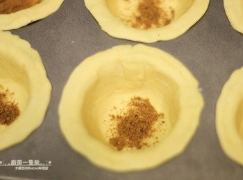 step13: 冰硬後取出，先在底部灑上少許黑糖。