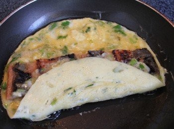 step3: 將下半部蛋皮捲起並覆蓋住鰻魚後, 再把蛋包往上捲