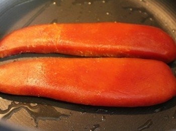 step2: 在鍋內放少許的油, 熱鍋後, 將烏魚子放入