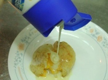 step12: 食用前再淋上香濃可口的”鷹牌煉奶”