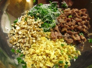 step3: 將蛋炒鬆,絞肉炒熟,豆干切丁,韭菜切小段.冬粉泡水切小段