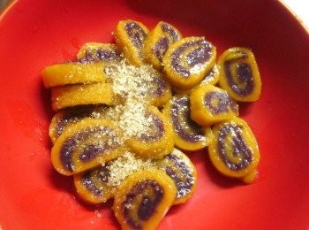 step9: 地瓜圓浮上來熟後撈起,趁熱拌入砂糖