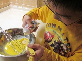 step3: 加入鮮奶及鷹牌煉奶攪勻