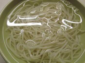 step3: 麵撈起用冷水沖涼備用