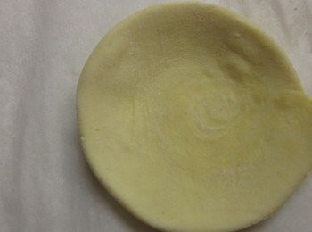 step5: 工作台灑一些麵粉防沾,將作法4.往上壓下去,再用桿麵棍桿薄(如果有點黏表面可灑一些麵粉) *這時烤箱可先預熱:上下火皆180度