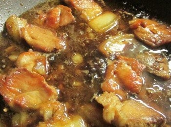 step5: 加入水及糖蓋鍋蓋以小火滷1小時以上至入味即可.