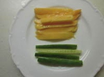 step1: 吐司去邊, 小黃瓜及芒果切成條狀