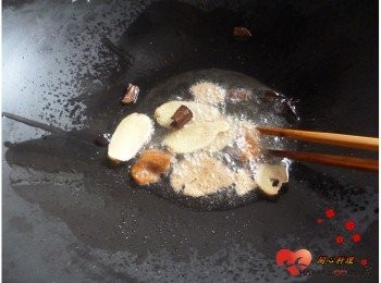 step2: 用油爆香<span class="group_2">香料</span>