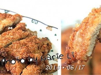 step5: 從油鍋中撈起、瀝乾油
切片後擺盤即可食用

以中火炸至金黃色澤即撈起的豬排
外表酥脆，內裏卻是軟嫩的
還帶點微淡的天然果香
酸酸甜甜真的是美味極了‧‧‧