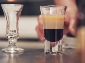 step3: 同樣繼續用長調酒棒貼在杯邊慢慢倒入20ml金萬利干邑做最頂層既酒