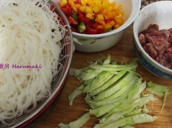 step2: 牛柳醃料: 解凍後冲水吸乾水份後, 用少鹽, 少許胡椒粉, 麻油, 紹興酒 1茶匙醃2小時以上或放雪櫃過夜
牛柳醃好, 切粒, 用生粉1茶匙拌勻 (備用)
三色椒洗淨去籽切粒, 棷菜切絲 (備用)