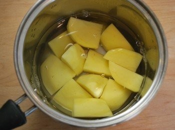 step1: 馬鈴薯去皮切塊，與冷水一同入鍋煮約15~20分鐘，至刀尖可輕鬆穿透