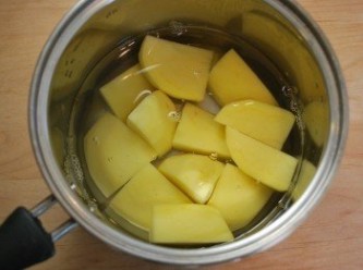 step1: 馬鈴薯去皮切塊，與冷水一同入鍋煮約15~20分鐘，至刀尖可輕鬆穿透