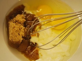 step3: 將濕性材料(雞蛋、優格、蔬菜油與棕糖)於大盆中拌勻