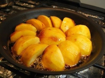step4: 小心將蘋果表面裹上焦糖，平均鋪在鐵鍋底部，儘量使每個角落都有蘋果片