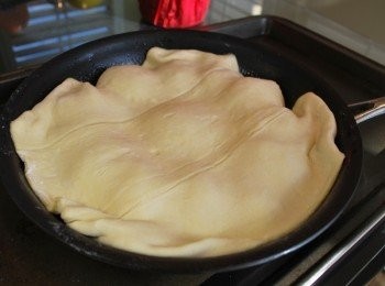 step6: 將已退冰的起酥皮覆蓋在蘋果上，多餘的起酥皮沿鍋邊反折