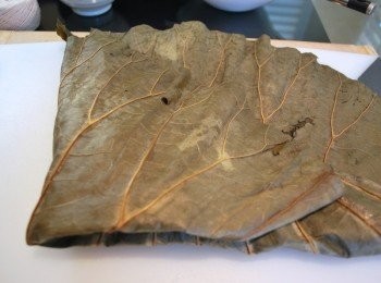 step15: 依序折起底邊、左右兩邊，由下往上翻轉壓實，用剪刀將多餘的荷葉修掉