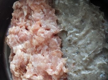 step4: 將鯪魚肉、豬肉加入香草中攪拌。