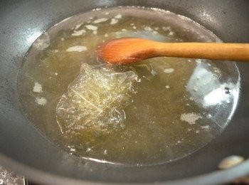 step6: 然後放入泡軟的吉利丁煮開後，加入調味料拌勻，煮至滾後可熄火。