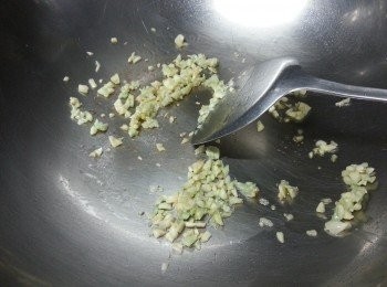 step2: 先落2湯匙起油鑊,爆香蒜蓉
.