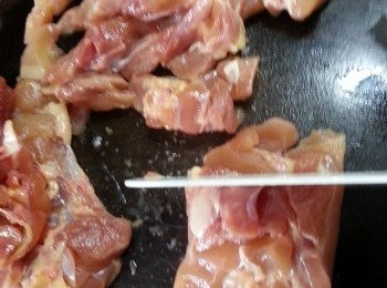 step6: 急凍雞上睥解凍後洗淨,切粗條