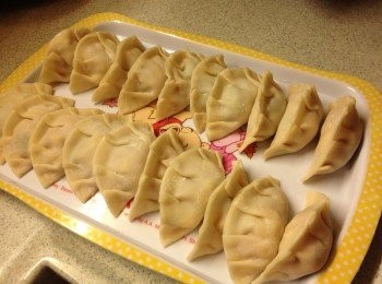 step6: 圓邊沾水, 然後對摺, 摺了5摺