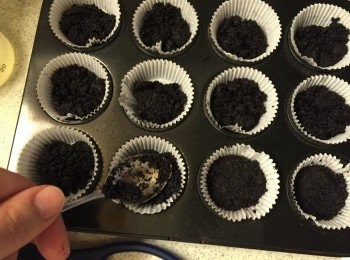 step1: 牛油加熱變溶液後加入oreo碎中, 攪勻後放入紙模內, 用小匙壓實