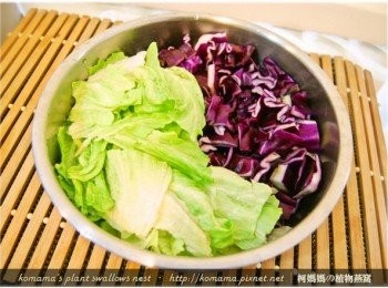 step3: 萵苣與紫高麗菜用開水洗淨後，用手撕成片狀放入碗中。