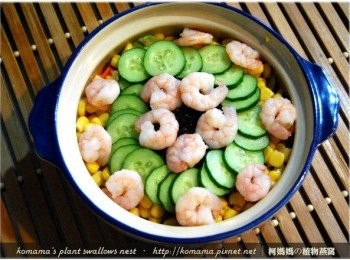 step8: 最後隨意將已燙熟的蝦仁，擺放在所有<span class="group_1">食材</span>的最上層。