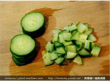 step2: 將小黃瓜徹底洗淨後，分切成薄片圓形狀，再對切成長寬約1公分的大小。
