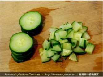 step2: 將小黃瓜徹底洗淨後，分切成薄片圓形狀，再對切成長寬約1公分的大小。