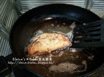 step9: 再用鑊鏟將蛋液對摺成蛋角型 , 慢慢煎至兩面金黃色