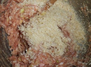 step3: 加入白胡椒粉、麵包糠，同一方向拌勻