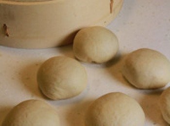 step3: 將發酵完的麵糰平均分成15個小麵糰，先滾圓後再桿成薄片狀，一一包入步驟4的餡料後靜置15分鐘