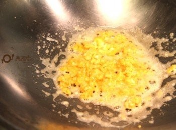 step2: 鍋倒入少許油小火將鹹蛋黃碎拌炒至冒泡泡後，放入蔥白爆香