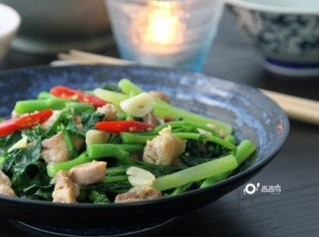 step4: 起鍋前在鍋邊嗆少許米酒即完成。