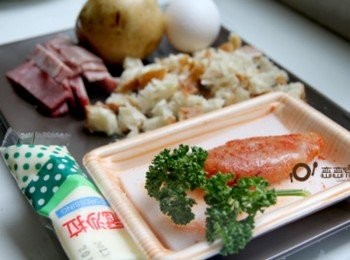 step1: 馬鈴薯切圓片，再依模型大小裁切出適當的尺寸。起一鍋滾水，將切好的馬鈴薯和切下來的邊邊角角，一起下鍋水煮約15分鐘後，撈起備用