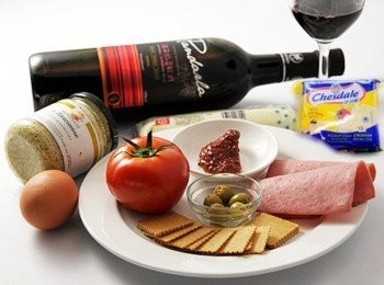 step1: 只須準備這少少的材料即可，最重要的是要搭配潘朵拉頂級紅酒