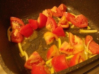 step3: 3.接著放入牛蕃茄炒香炒軟ˊ讓茄紅素可以完全釋放出來