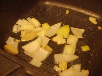 step3: 3.接著加入洋蔥炒出甜味和香氣