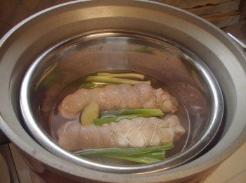 step6: 放入準備好的食材ˊ蓋上鍋蓋ˊ按下電源ˊ開始蒸煮ˊ