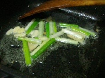 step3: 熱鍋ˊ放入1大匙油ˊ依序爆香薑片ˊ蒜頭ˊ蔥段