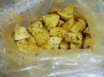 step3: 馬鈴薯切成滾刀塊狀ˊ準備乾淨袋子或容器ˊ 將所有<span class="group_1">材料</span>和<span class="group_2">調味</span>擺入拌勻