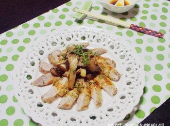 step6: 將完成的松阪豬逆紋切片擺盤ˊ再擺上炒好菇類ˊ 並將調合<span class="group_3">紅椒香草油</span>均勻淋上ˊ擺上點百里香做最後裝飾即可