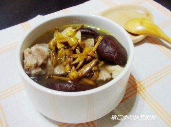 step8: 懶得顧爐也可直接運用電鍋ˊ外鍋米杯水1杯ˊ後續動作同上 這次使用台東金針給我最大驚喜是ˊ金針原來也可以有這麼棒的香氣ˊ 以往我使用大都是希望顏色豐富些口感味道都不會特別顯著ˊ 所以並不會特別喜歡ˊ但這次使用讓我對它的味道和口感著實另眼相看喔。