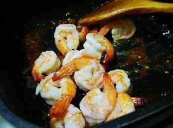 step7: 將蝦子再次回鍋並添入檸檬汁和少許鹽ˊ讓蝦和醬汁均勻沾裹上即可熄火